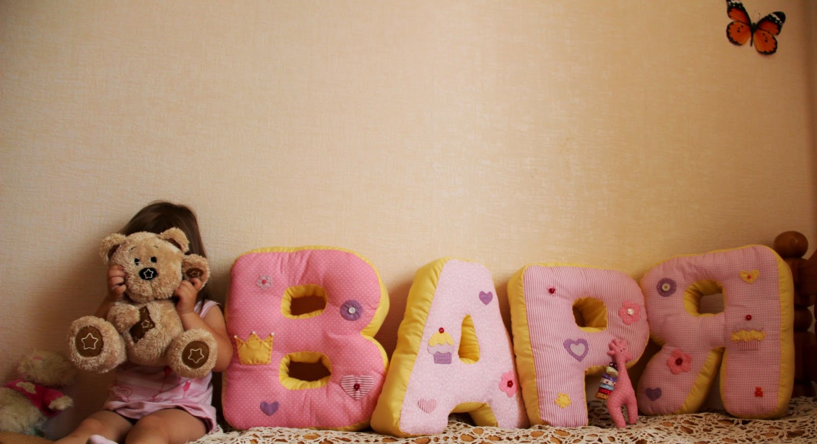 фотосессия 4 месяца. текстильные буквы. мягкая буква м подушка. мягкие буквы подушки. 3 месяца фотосессия с цифрой.