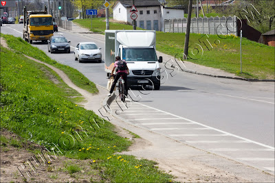 Велопедераст едет по встречной полосе в Минске