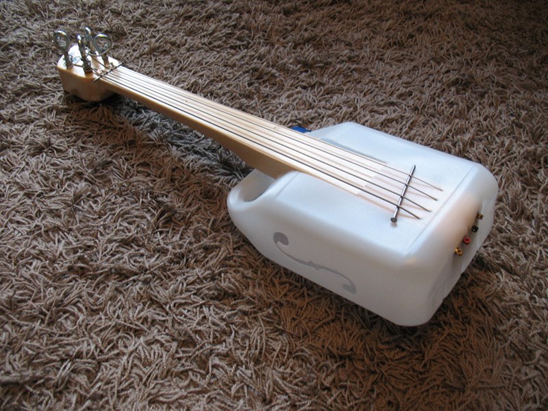yukulele_bidon_plastique.jpg