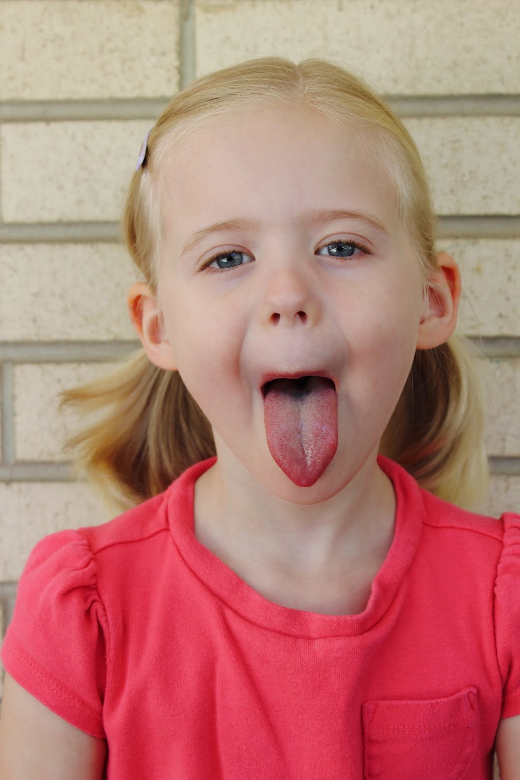 Throated homemade. Дети с открытым ртом. Девочка с открытым ртом. Tongue девочка.