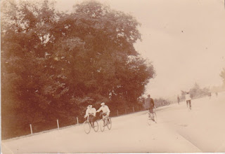 Cyclistes au bois de Vincennes, 1896