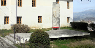 το μνημείο των πεσόντων της γειτονιάς Palorto στο Αργυρόκαστρο