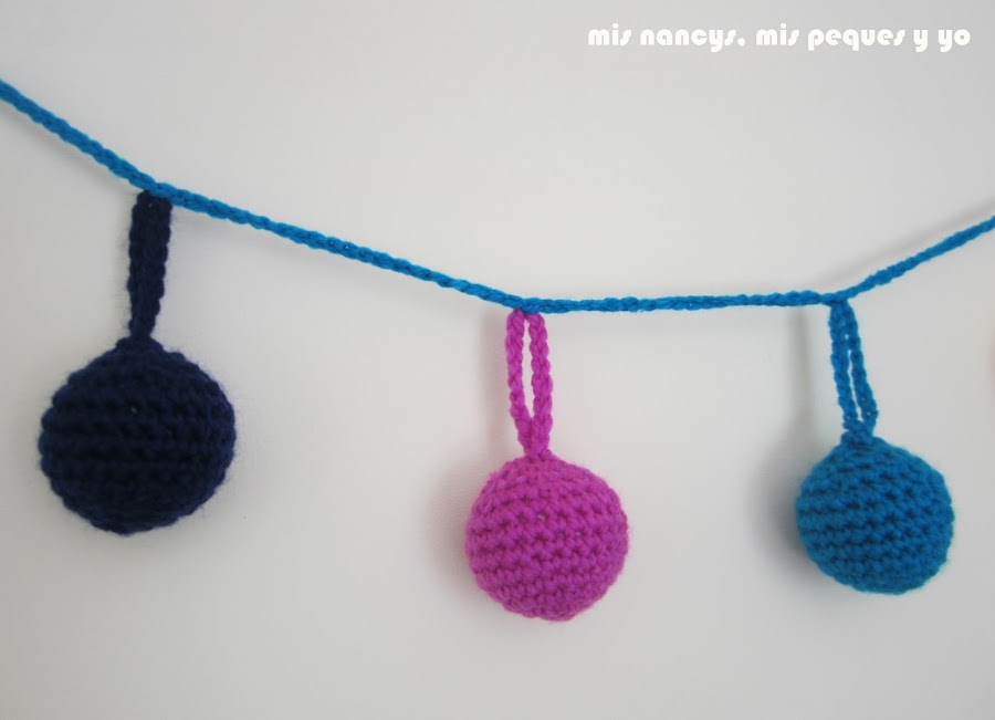 mis nancys, mis peques y yo, guirnalda con bolas de crochet, detalle de bolas