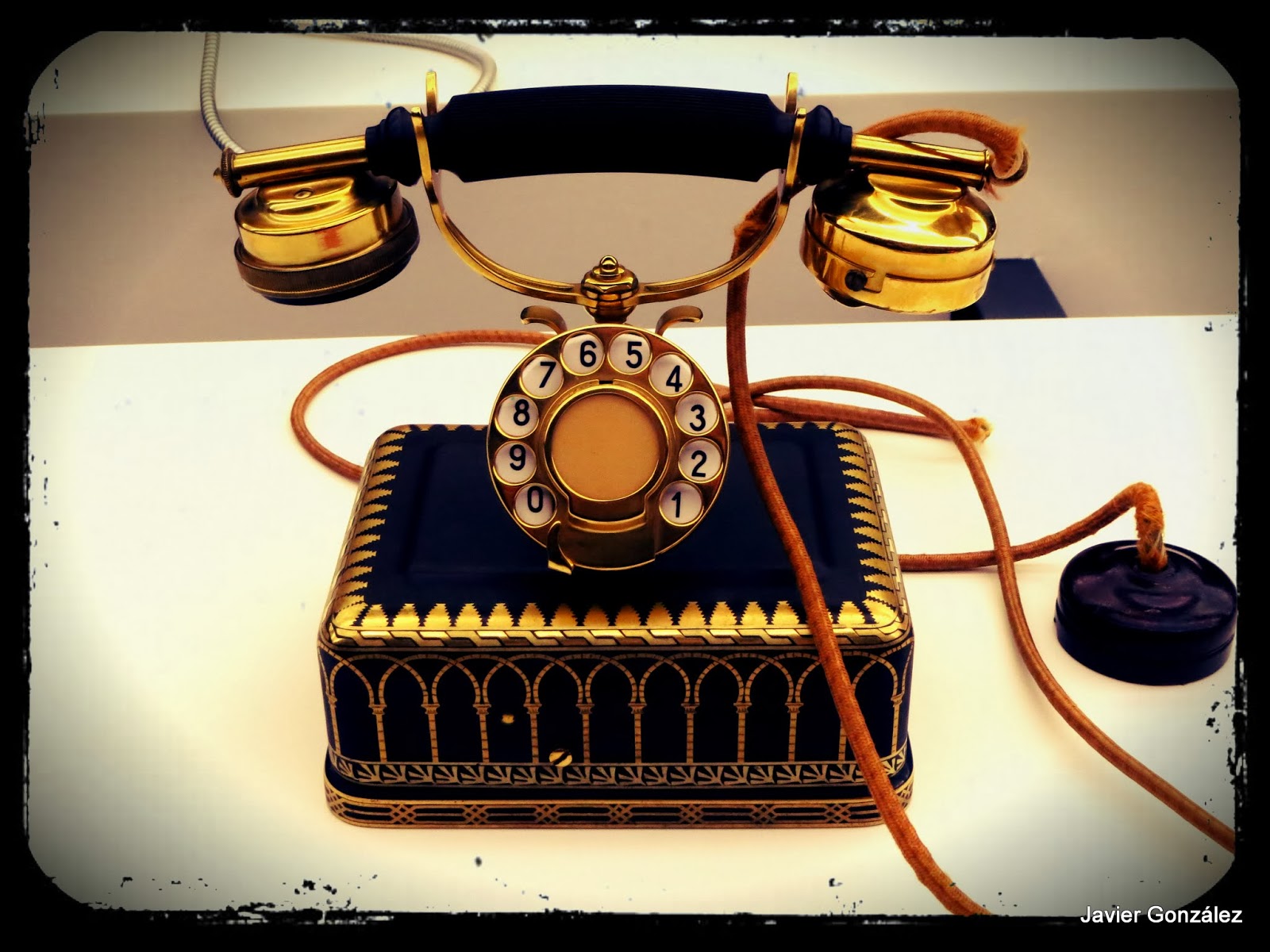 El teléfono pasas a ser un ornamento de decoración The phone becomes to be a decorative ornament