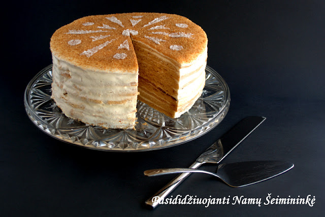 Daivos medaus torto receptas ir 2 pertepimai: tradicinis grietinės bei jogurto su grietine