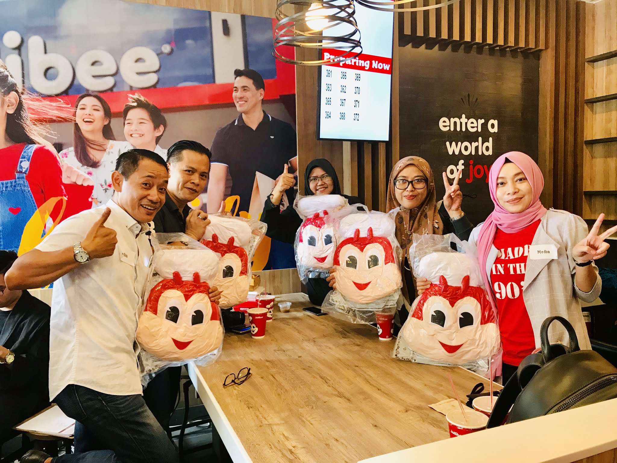 Jollibee Buka Cawangan Yang Pertama di Malaysia Jollibee Buka Cawangan Yang Pertama di Malaysia