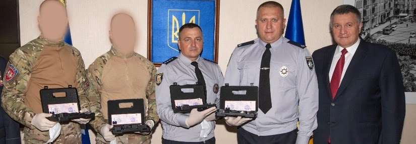 Аваков нагородив зброєю поліцейських, які затримували полтавського терориста