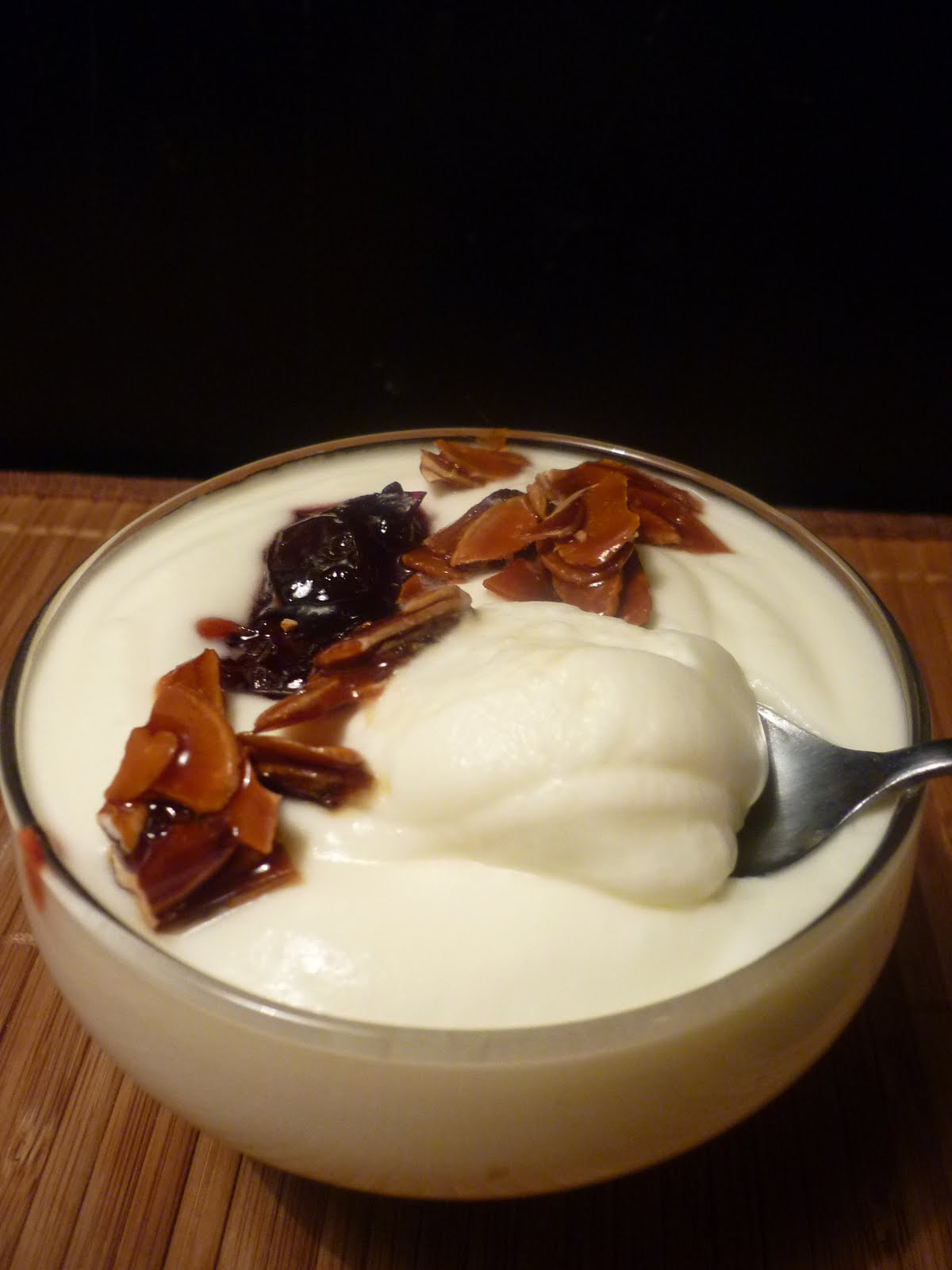 estrellacanela: Sahnejoghurt mit Gewürzpflaumen und Mandelkrokant
