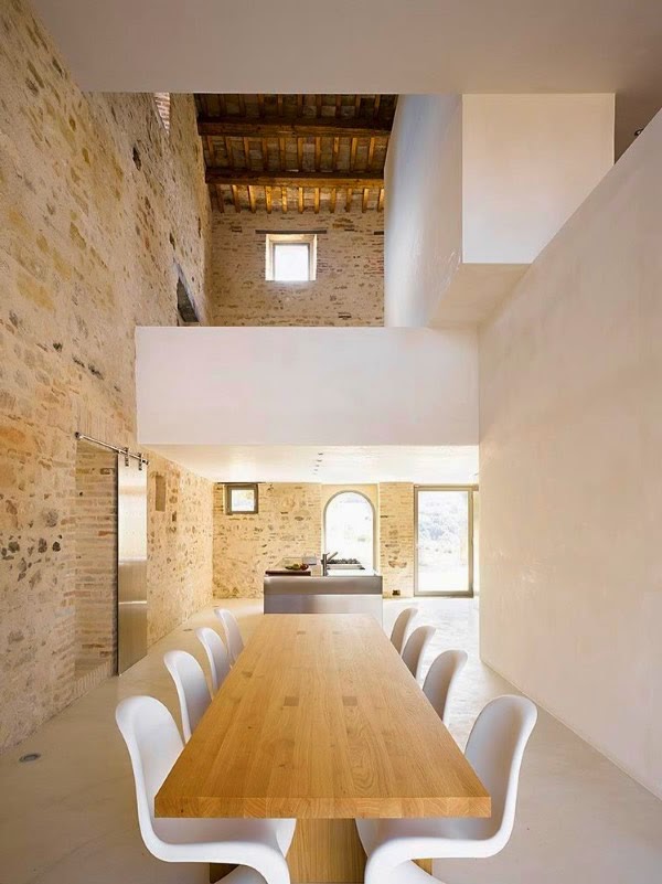 Eıne 300-year-old Italian farm with minimalist interiors