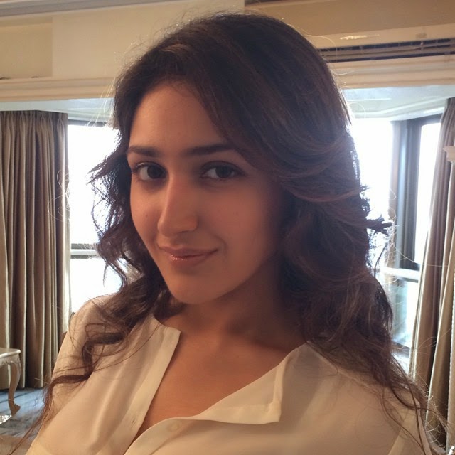 640px x 640px - Actress Sayesha Saigal Hot Face Close Up Pics, Selfie Images - 16 Pics