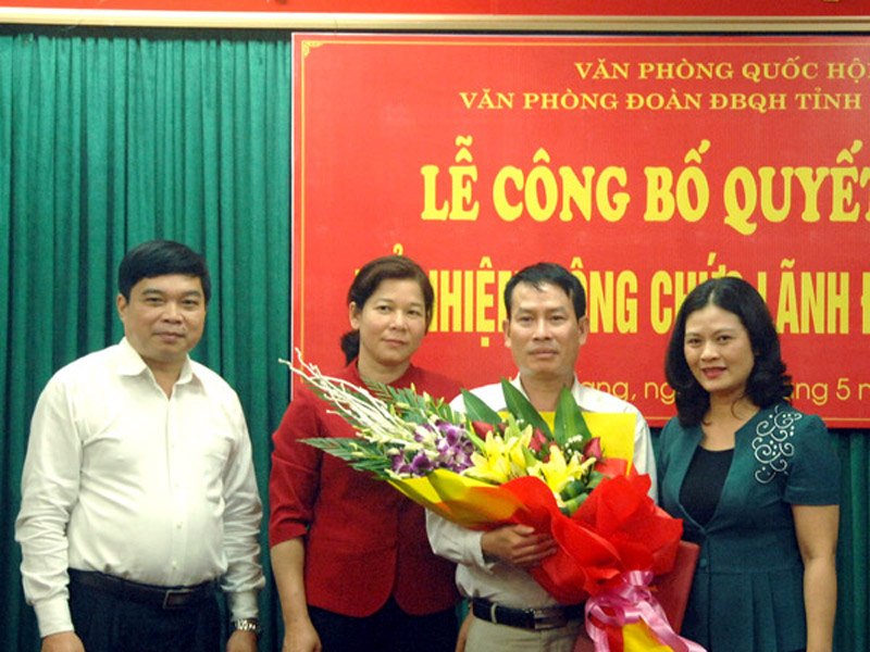 Các đại biểu Quốc hội khóa XIV, đơn vị tỉnh Hà Giang tặng hoa chúc mừng ông Đỗ Văn Hùng. Ảnh; báo Hà Giang