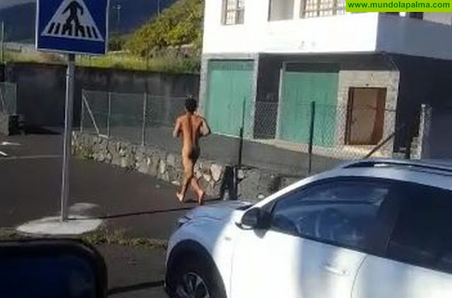 Un hombre corre desnudo por El Porvenir en Breña Alta