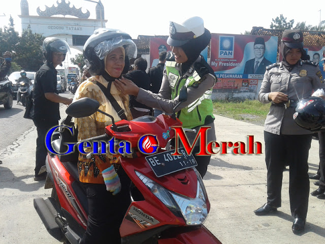Sambut Hari Kartini, Polres Pesawaran Bagi Helm Gratis
