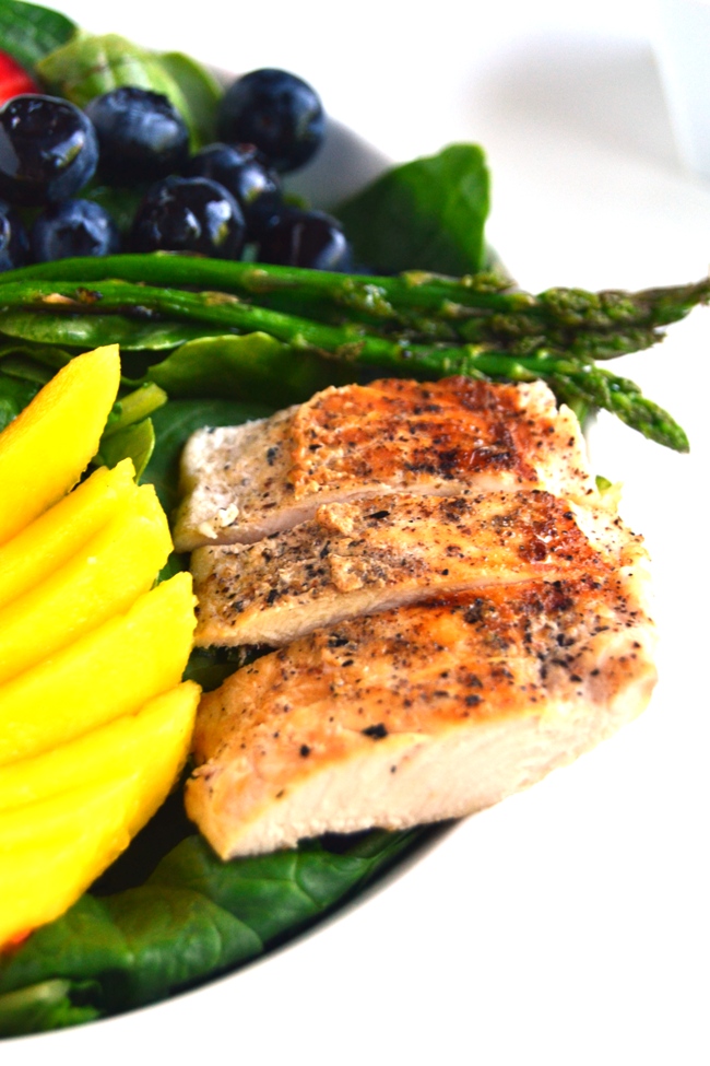 Grilled Chicken Salad with Creamy Mango Vinaigrette is ready in 15 minutes and is full of flavor. Topped with fresh mango, strawberries and blueberries along with grilled chicken, onions and asparagus. www.nutritionistreviews.com