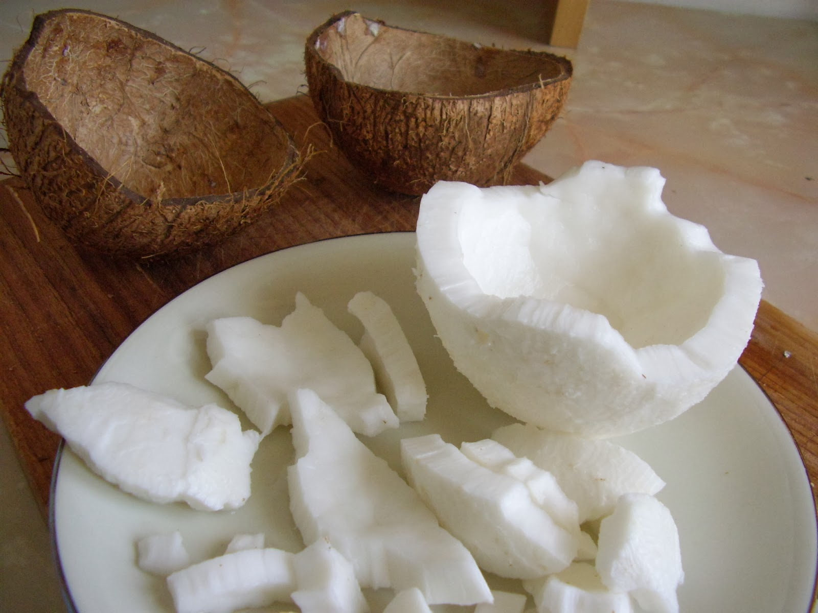 W kuchni GRA: Kokos - jak otworzyć i obrać kokosa