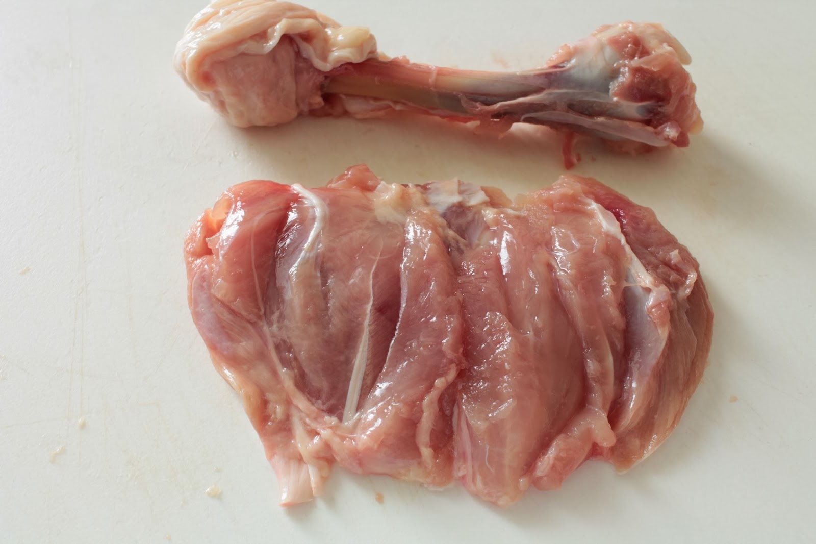 мясо голени без кости. филе голени индейки. голяшка задняя говяжья. подбедерок говяжий бескостный. голень куриная без кости.