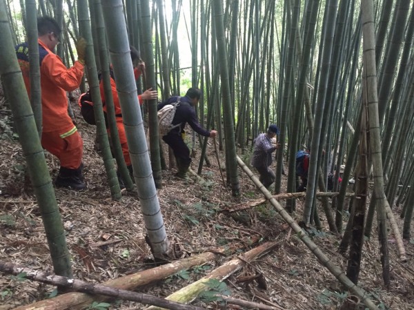 新聞-草嶺石壁山區3名登山客抄捷徑迷路16小時，警義消上山救援幸無大礙！