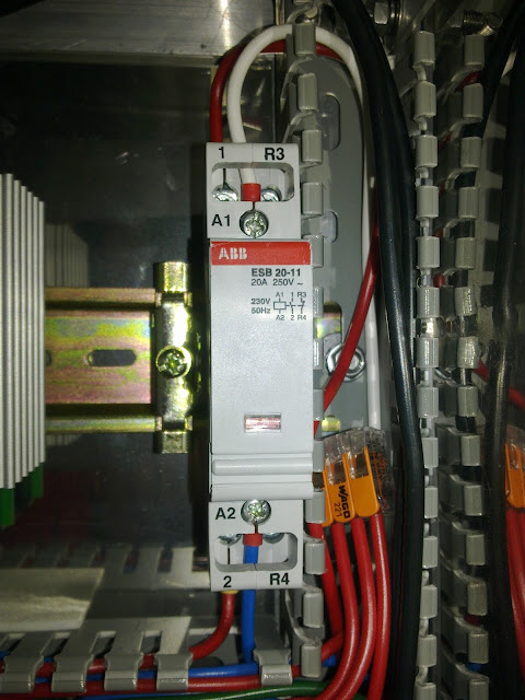 Шумный контактор ABB ESB 20-11 (1p 20A 1NO 1NC) в шкафу автоматики приточной вентиляции