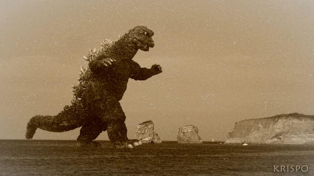 Godzilla en hendaia sobre el mar cerca de las gemelas