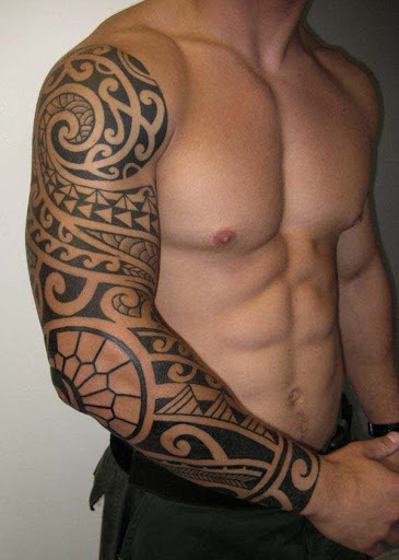 Legal tribais do projeto do tattoo para homens de mão cheia, seu olhar surpreendente