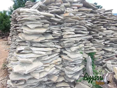 Pedra para revestimento de pedra em paredes e fachadas, do tipo pedra moledo, com espessura entre 5 cm e 10 cm.
