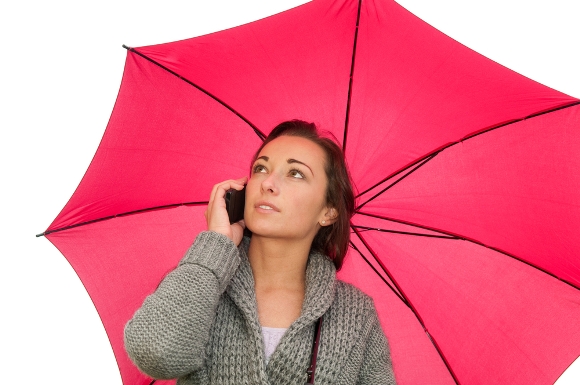 Takut Tersambar Petir Ketika Menggunakan Ponsel? Ikutilah Tips Aman Berikut Ini