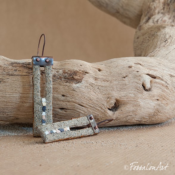 Orecchini "Una linea", realizzati a mano in corda, sabbia, rame e frammenti di conchiglie