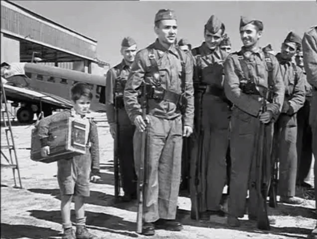 MUSEO AVIACIÓN MILITAR ESPAÑOLA RECLUTA CON NIÑO