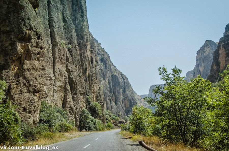Монастырь Нораванк – автостопом по Армении