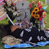 (ΚΟΣΜΟΣ)Συγκλονιστική Εικόνα Γυναίκα είναι ξαπλωμένη στον τάφο του άντρα της (Φωτογραφία)