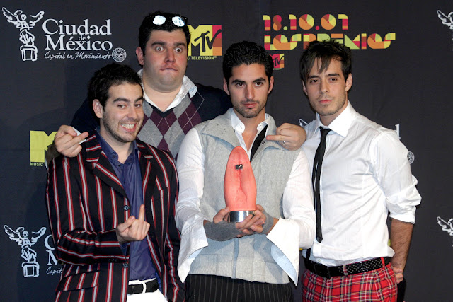 Premios MTV 2007 3 Hay chifilidos buenos pero a los que se hicieron acreedores los de Panda en los VMA LA 2007 no fueron precisamente de esos. Se nota que en el recinto había gente "ruda", pues el grupo Maná no se salvó de llevarse su buena dotación de buyas.