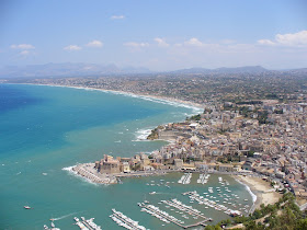 Castellammare del Golfo enjoys a fine location on the coast of northwest Sicily