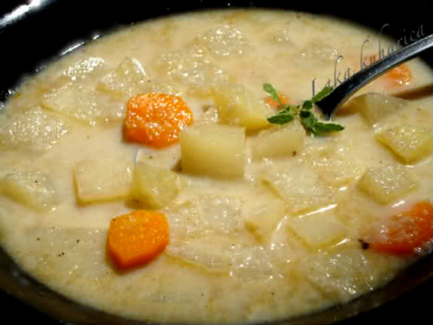 Kohlrabi soup by Laka kuharica: lusciously creamy kohlrabi soup is vegetarian, healthy and easy to make.