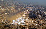 Figuur 2. Mannelijke Rivierprik (Lampetra fluviatilis) wappert zand uit
nestkuil in de Kendel, 7 april 2011 (foto: J. Herder). pag. 255