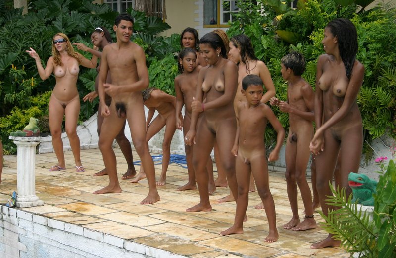 800px x 522px - Naked indian family at beach - Nude photos