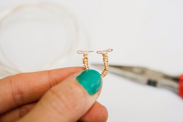 St Patrick's Day Jewelry: DIY Lucky Horseshoe Necklace Tutorial