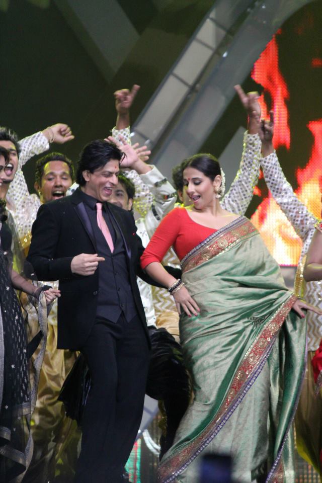  Vidya Balan Hot with SRK1 - Hot Vidya Balan with SRK at Asianet Awards Dubai
