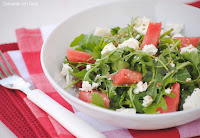 Ensalada de rúcula con sandia y queso de cabra