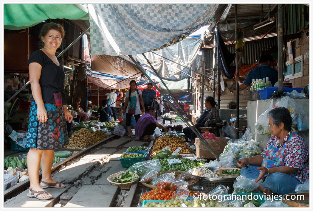 Mercado de Mae Klong o mercado de la vía en Tailandia