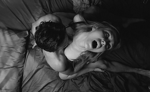 Mujer gimiendo