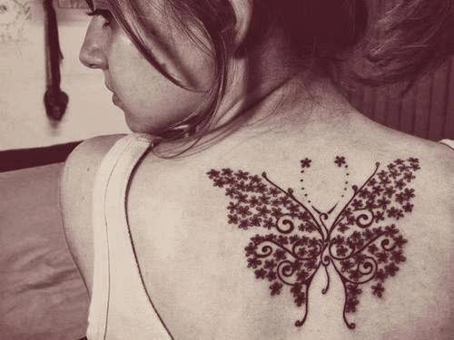 Tatuaje femenino mariposa en la espalda