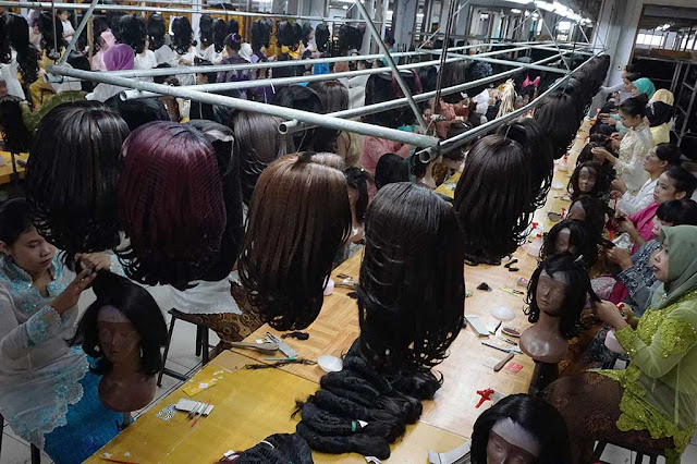 Islam Haramkan Penggunaan Wig, Lantas Bagaimana Hukum Bekerja di Pabrik Rambut Palsu / Wig?