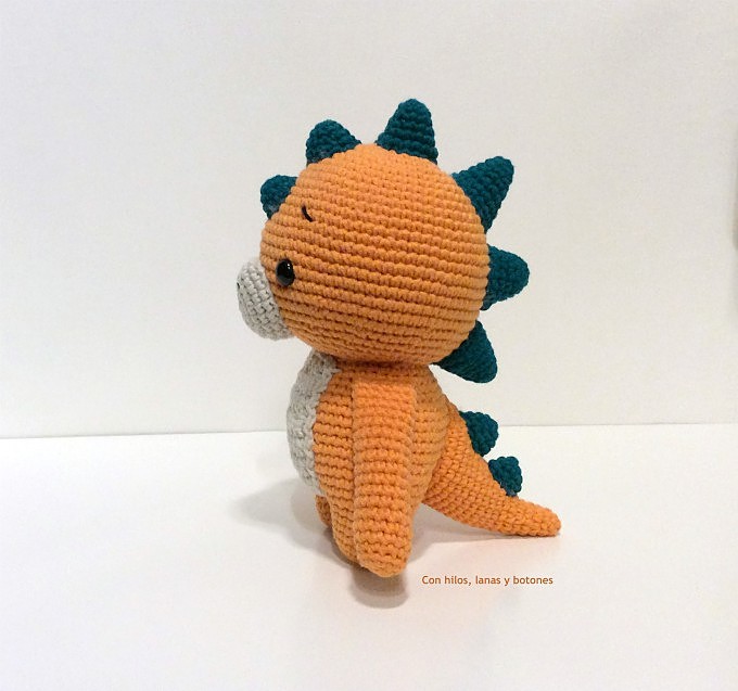 Con hilos, lanas y botones: Dinosaurio amigurumi