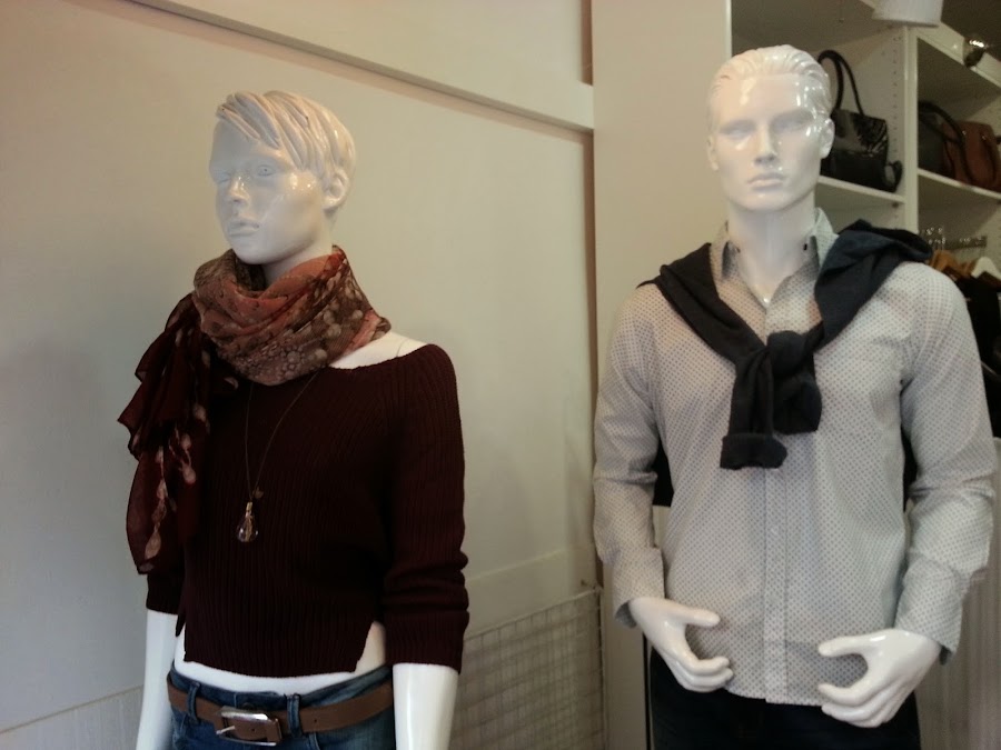 Escaparate con maletas, maniquies, tienda de ropa, pas a pas, escaparate, escaparatismo