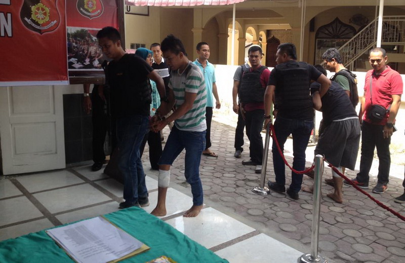 Dua tersangka pelaku perampokan yang kerap beraksi di Tapsel saat diringkus polisi. Dua tersangka pelaku perampokan yang kerap beraksi di Tapsel saat diringkus polisi.