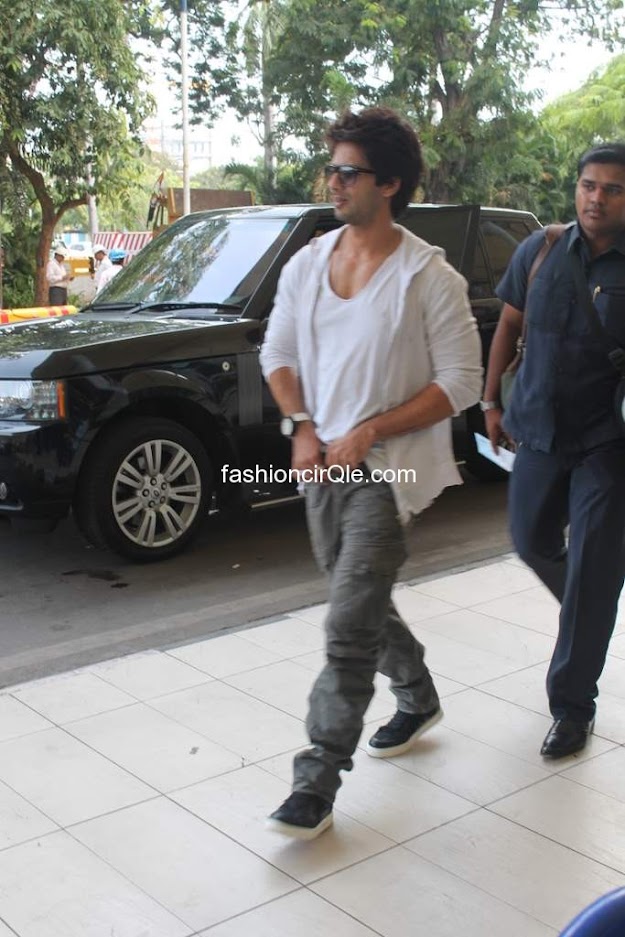 Priyanka and shahid kapoor in causal clothing leaving for indore for their movie promotion -  Shahid & Priyanka snapped on way to Indore