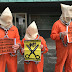 Activistas protestan como presos de Guantánamo por los "recortes" sociales del Ayuntamiento