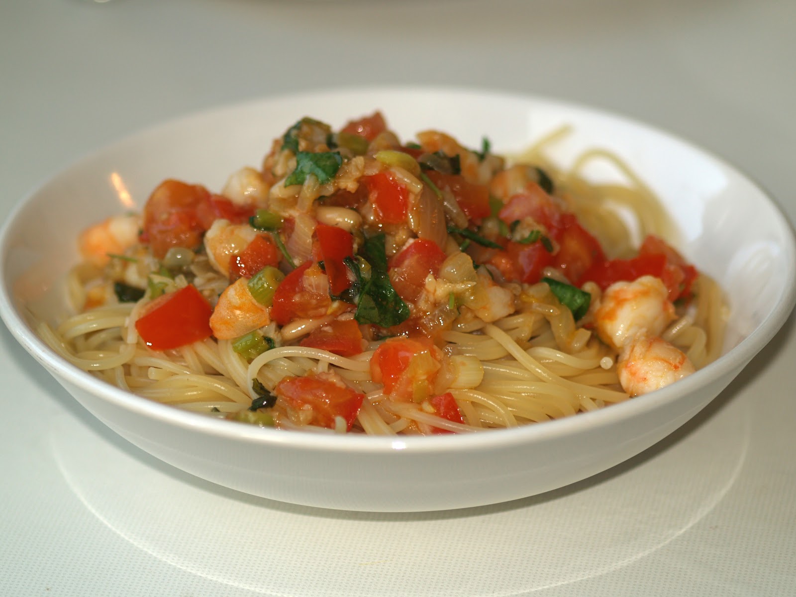 Frelikat: Spaghetti mit Tomaten-Ruccola-Garnelen Pesto