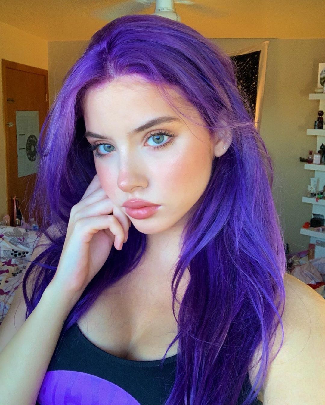 보라색 머리 서양녀 - 디쁠