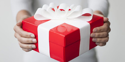 تفسير حلم الهدية أو اعطاء هدية من الحبيب أو شخص في المنام 